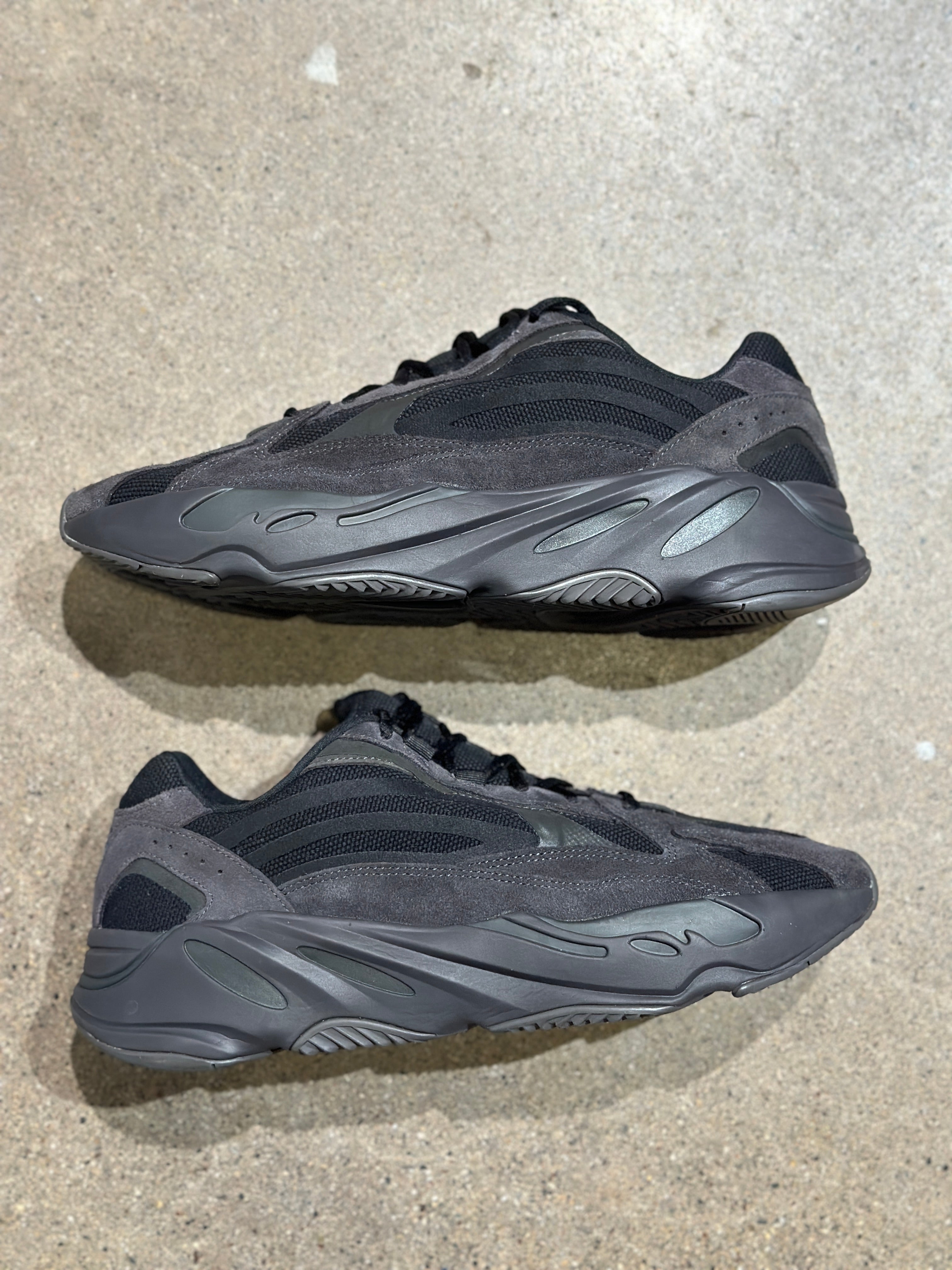 adidas Yeezy Boost 700 V2 Vanta (Pre-Owned) Sz 12.5